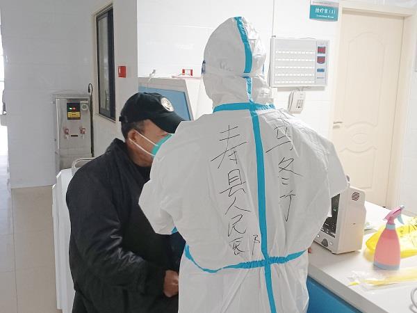 马冬竹护士长为患者测血压 马冬竹护士长为患者测血压.jpg